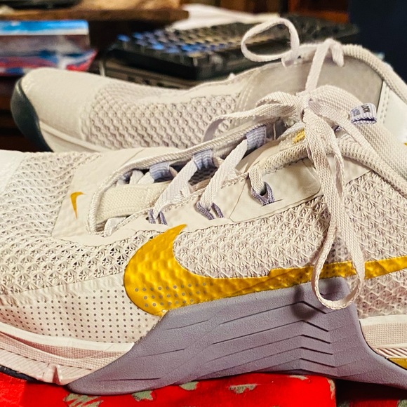 Nike Metcon 7 Pure Platinum Metallic Cold Coin  CZ8280-049, Grey/Gold - Picture 2 of 6